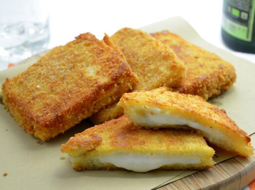 Mozzarella in carrozza calda e filante su tagliere di legno