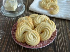 Biscotti di pasta frolla montata al burro serviti su un piatto.