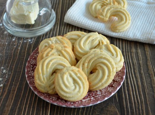 Biscotti di pasta frolla montata al burro serviti su un piatto.